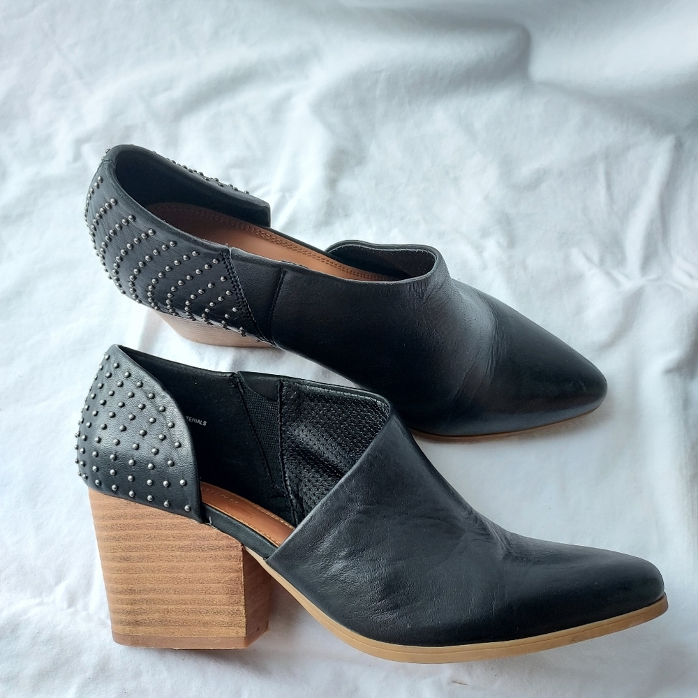 Baretraps• Women's Black Leather Bootie